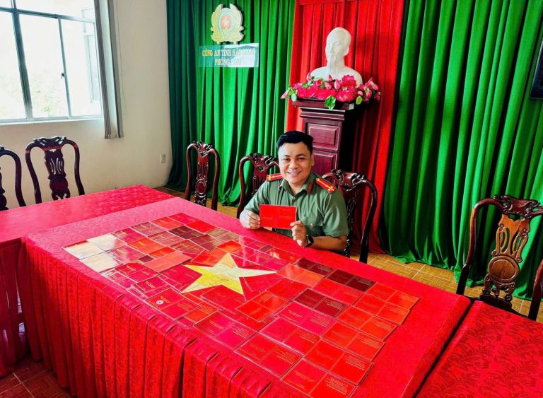 Thuong-uy-Tran-Van-Phu-xep-giay-chung-nhan-e1724214371567
